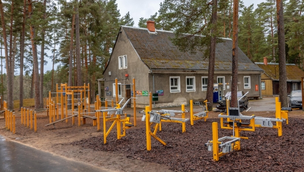 Välijõusaali kuue seadme asemel on nüüd Kubja spordibaasi kõrval kaheksa. Funktsionaalse linnaku seadmete maksumuseks on 42 000 eurot (käibemaksuta). FOTOD: Aigar Nagel